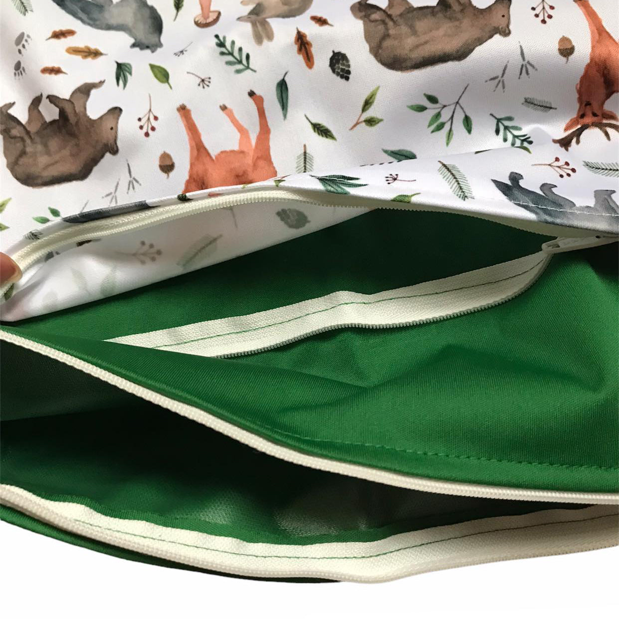 Set 4 scutece bebe, 1 săculeț pentru transport si 8 inserții absorbante, Reutilizabile, Lavabile, Impermeabile, Marime Reglabilă 3kg-15kg, Verde/Alb - Linovit Store