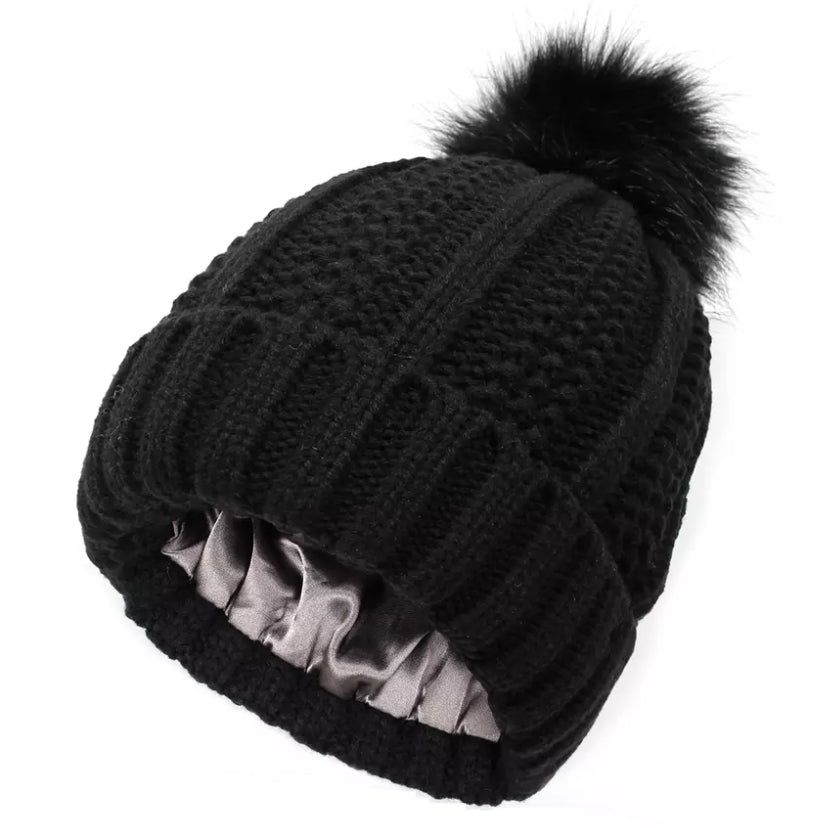Fes de iarnă cu pompon și interior din satin pentru protecția părului - Linovit Store