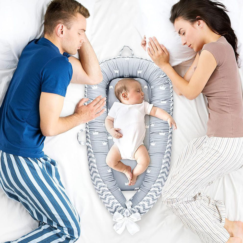 Cosulet Bebelusi pentru Dormit tip Baby Nest, cu Doua Fete, 0-24 Luni, 90x55cm, Husa Bumbac, Confort & Siguranta, Gri deschis/Gri închis